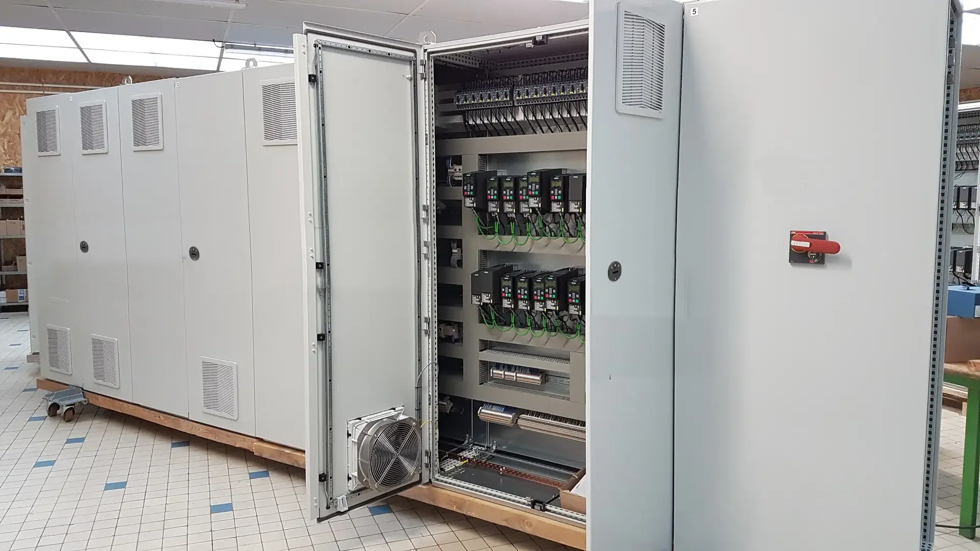Armoire et baie électrique industrielles équipées d’un lecteur NLK.