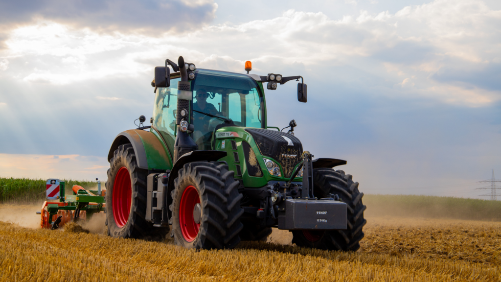 Tracteur agricole travaillant dans un champ.