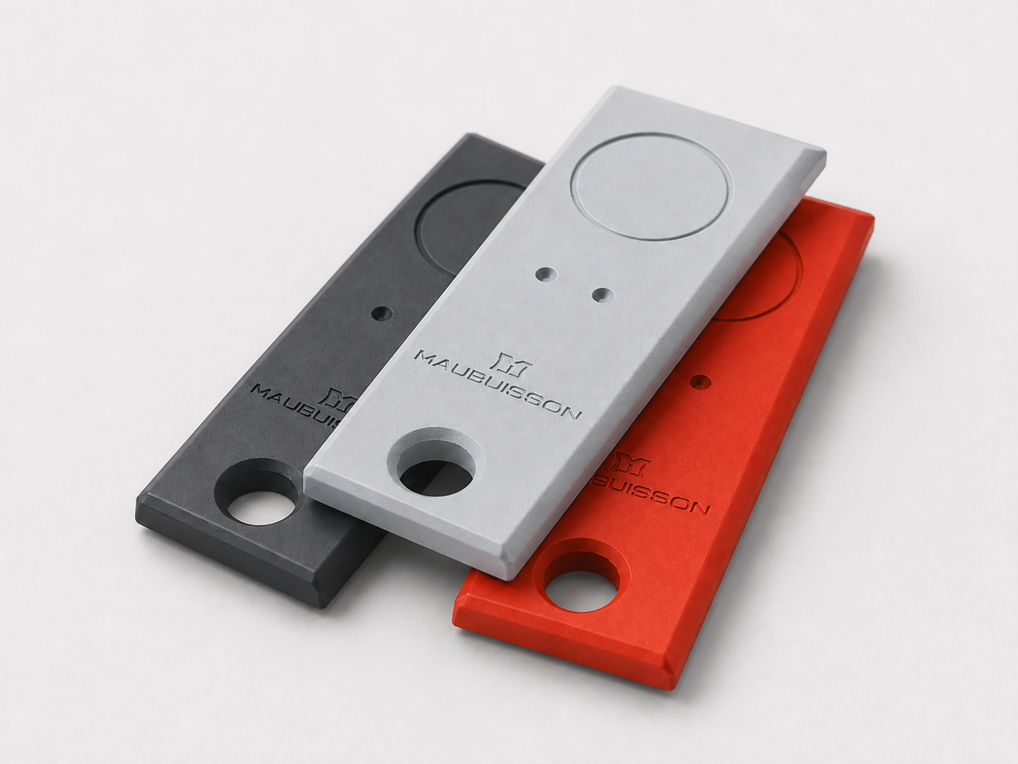 Trois clés NLK Maubuisson, finitions anthracite, aluminium et terracotta.