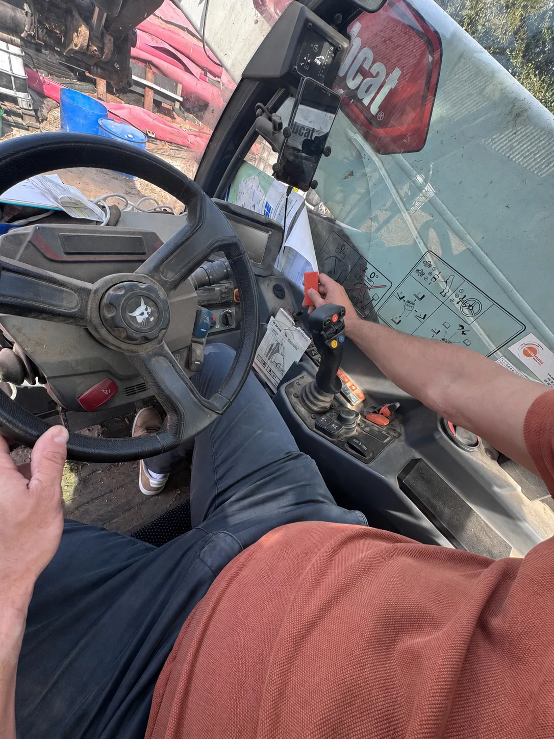 Utilisation d’une clé NLK dans la cabine d’un engin de chantier.